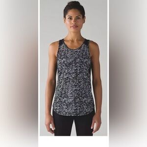 Lululemon Sculpt Tank II Shorelines Black White workout shorts Size 4